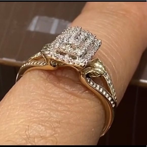 10k Gold designer Bridal Engagement Diamond ring - Picture 3 of 5